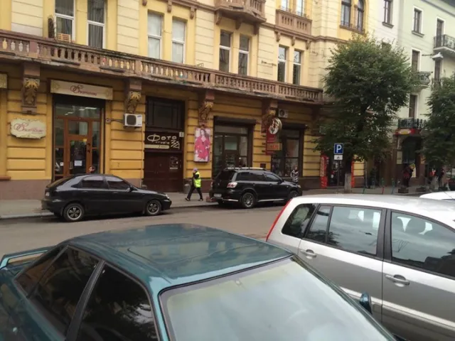 У Франківську фірму, яка займалася паркуванням, ліквідували, а її працівники продовжують збирати гроші з водіїв (фото) — фото 1