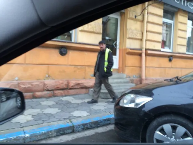 У Франківську фірму, яка займалася паркуванням, ліквідували, а її працівники продовжують збирати гроші з водіїв (фото) — фото 2