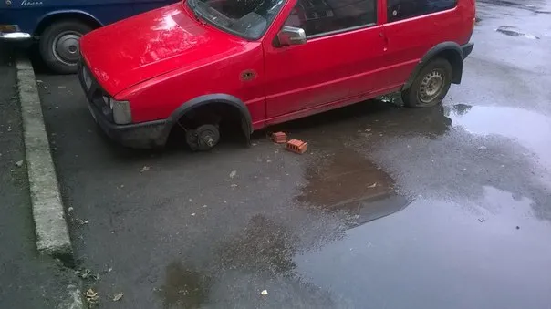 У Франківську у одному з дворів з автівки зняли колеса (фото) — фото 1