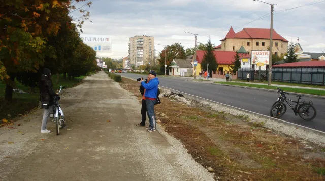 На Набережній у Франківську взялися облаштовувати велодоріжки (фото) — фото 1