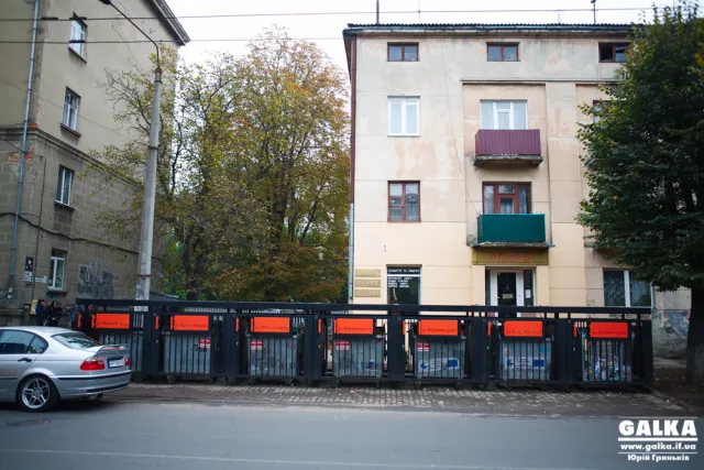 У Франківську на Вовчинецькій облаштували сучасний смітник (фото) — фото 3