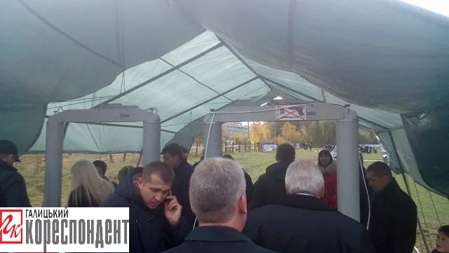 На зустріч з Порошенком пускали тільки за запрошеннями та через магнітні рамки (фото) — фото 1