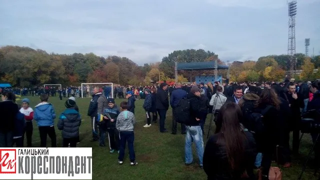 На зустріч з Порошенком пускали тільки за запрошеннями та через магнітні рамки (фото) — фото 2
