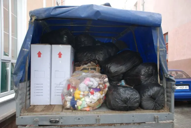 У Франківську одяг і взуття з соціальних контейнерів передадуть переселенцям (фото) — фото 1