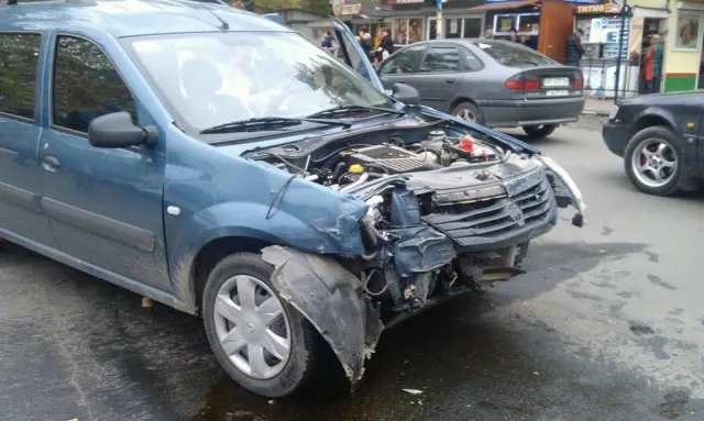 У центрі міста п'яний водій розбив кілька автівок. Повідомляють про постраждалу вагітну дівчину (фото) — фото 2