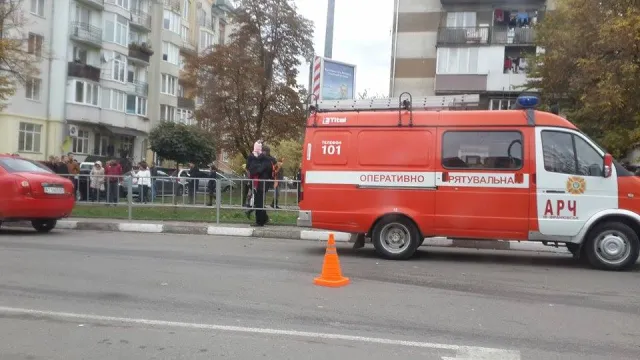 У центрі міста п'яний водій розбив кілька автівок. Повідомляють про постраждалу вагітну дівчину (фото) — фото 3