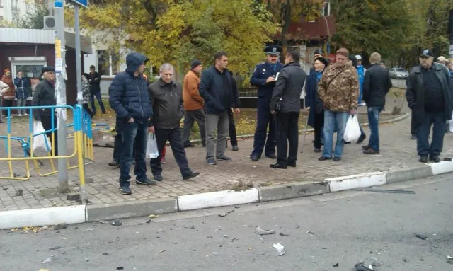 У центрі міста п'яний водій розбив кілька автівок. Повідомляють про постраждалу вагітну дівчину (фото) — фото 8