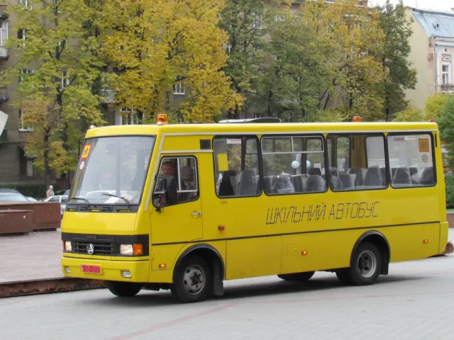 Два нових шкільних автобуса поїхали у Коломийський та Верховинський райони (фото) — фото 1