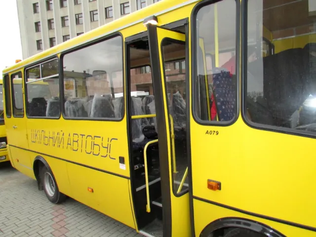 Два нових шкільних автобуса поїхали у Коломийський та Верховинський райони (фото) — фото 7