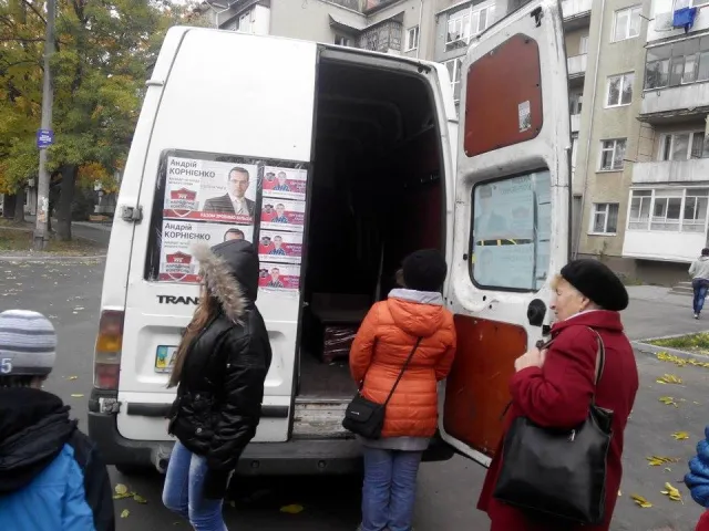 Сьогодні у Франківську "Народний контроль" підкуповував виборців (фото) — фото 3