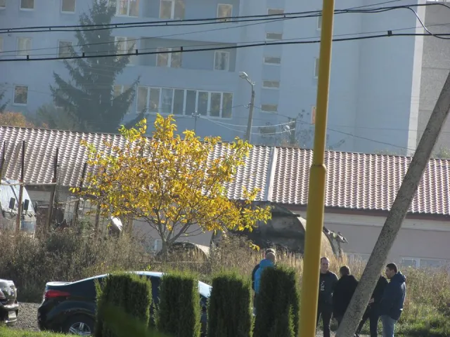 Біля деяких франківських дільниць помічено чимало підозрілих чоловіків (фото) — фото 1