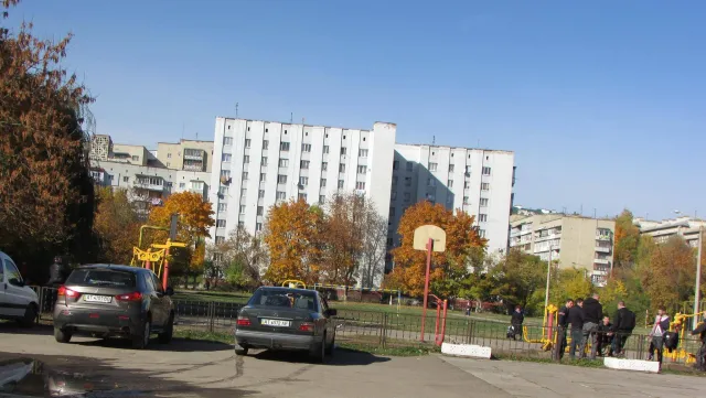 Біля деяких франківських дільниць помічено чимало підозрілих чоловіків (фото) — фото 2