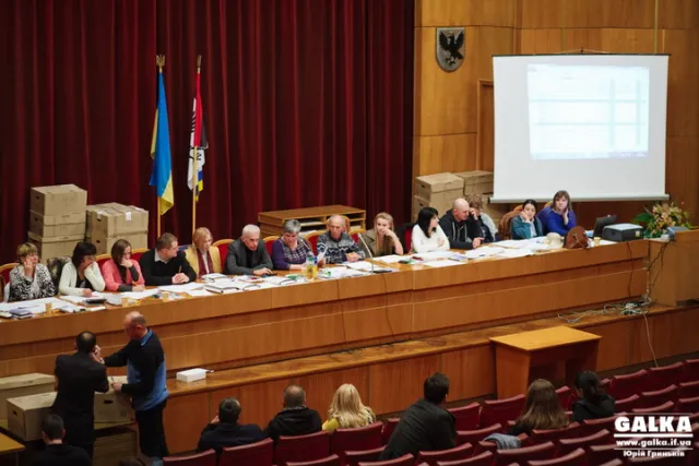 У Франківську міська ТВК активно приймає протоколи та бюлетені з дільниць (фото) — фото 3
