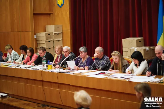 У Франківську міська ТВК активно приймає протоколи та бюлетені з дільниць (фото) — фото 5
