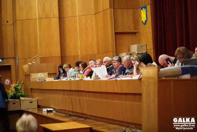 У Франківську міська ТВК активно приймає протоколи та бюлетені з дільниць (фото) — фото 7
