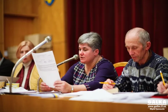У Франківську міська ТВК активно приймає протоколи та бюлетені з дільниць (фото) — фото 8