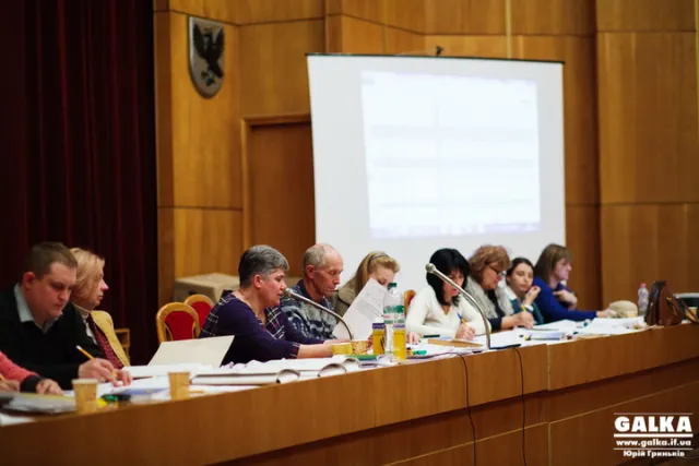 У Франківську міська ТВК активно приймає протоколи та бюлетені з дільниць (фото) — фото 9