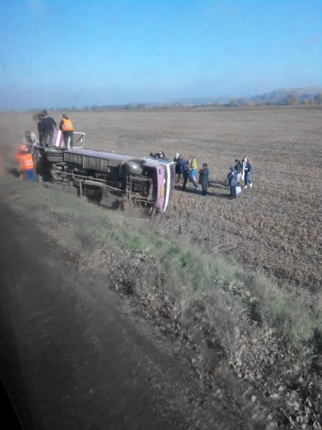 З'явились фото з місця аварії, в якій перекинувся пасажирський автобус з людьми (фото) — фото 2