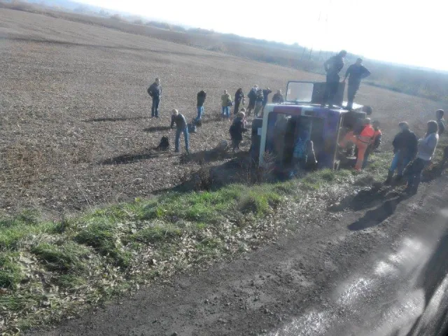 З'явились фото з місця аварії, в якій перекинувся пасажирський автобус з людьми (фото) — фото 4