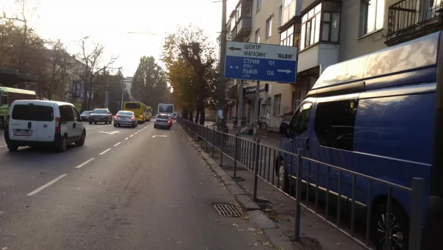 Франківські комунальники "вижили" приміські автобуси з стихійної парковки (фото) — фото 1