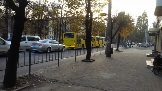 Франківські комунальники "вижили" приміські автобуси з стихійної парковки (фото) — фото 2