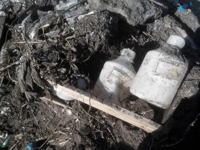 У Франківську невідомі викинули на смітник токсичну речовину смертельної дії (фото) — фото 2