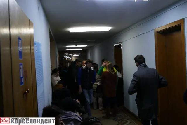 Членам ДВК в Івано-Франківську почали виплачувати зарплату (фото) — фото 4