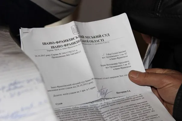У Франківську зі скандалом та міліцією силоміць виселяли з квартири матір з сином (фото+відео) — фото 7