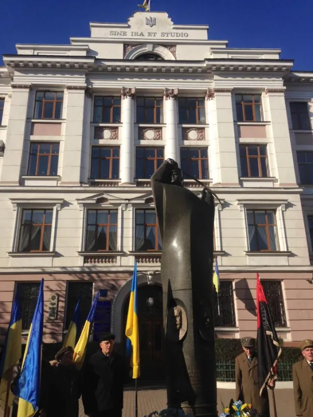 В Івано-Франківську на будинку правосуддя висить пошматований україський прапор (фото) — фото 5
