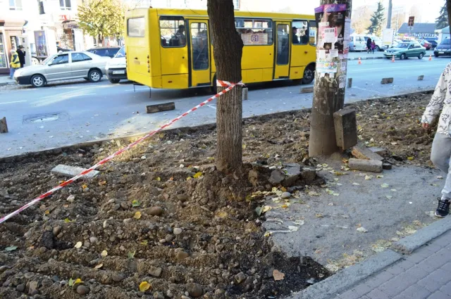 На Галицькій у розпалі будівництво велодоріжки та тротуару (фото) — фото 4
