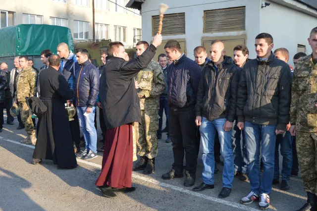 Сьогодні на строкову військову службу відправили юнаків з Прикарпаття (фото) — фото 16