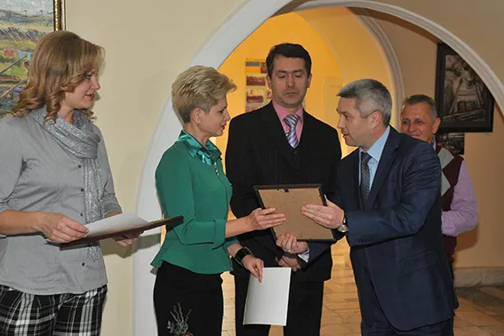 У Франківську відкрилася виставка "Маріуполь на межі" (фото) — фото 2