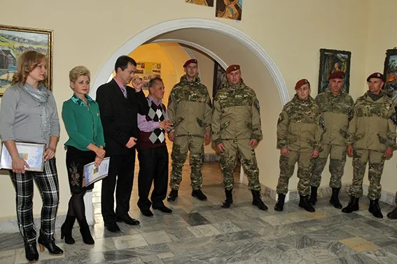 У Франківську відкрилася виставка "Маріуполь на межі" (фото) — фото 3