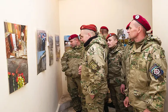 У Франківську відкрилася виставка "Маріуполь на межі" (фото) — фото 6