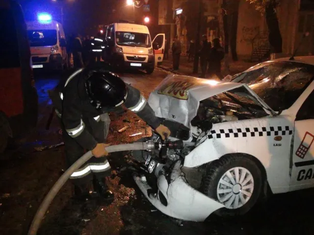 З'явилися фото з нічної аварії на Грушевського (фото) — фото 1