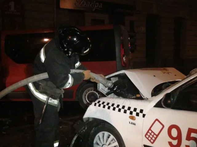 З'явилися фото з нічної аварії на Грушевського (фото) — фото 2