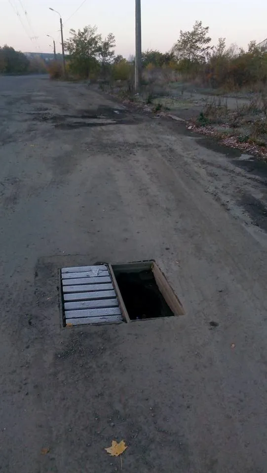 В місті продовжують викрадати решітки дощової каналізації (фото) — фото 4