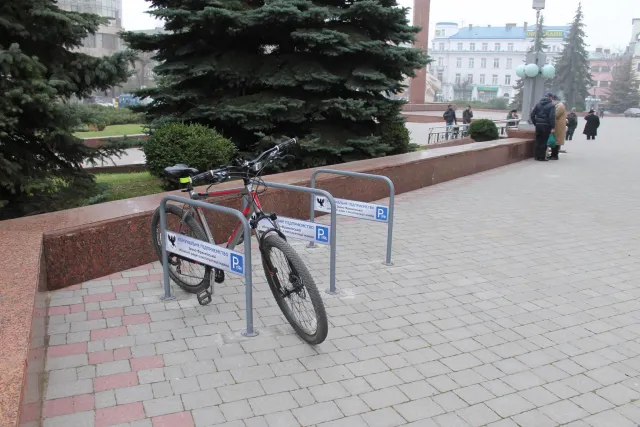 У Франківську біля ОДА облаштували велопарковку (фото) — фото 1