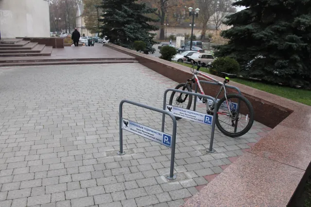 У Франківську біля ОДА облаштували велопарковку (фото) — фото 2