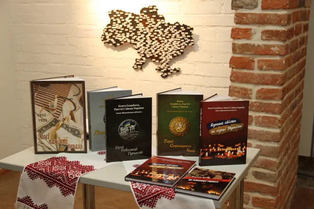 У фортечній галереї «Бастіон» презентували книги «Герої Революції Гідності» та «Горять свічки на серці України» (фото) — фото 1