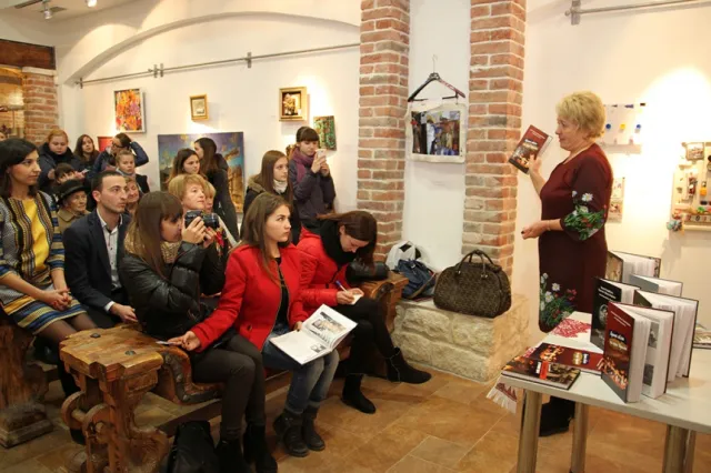 У фортечній галереї «Бастіон» презентували книги «Герої Революції Гідності» та «Горять свічки на серці України» (фото) — фото 2