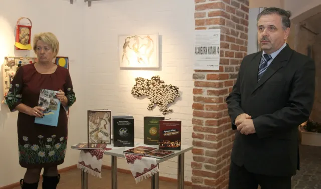 У фортечній галереї «Бастіон» презентували книги «Герої Революції Гідності» та «Горять свічки на серці України» (фото) — фото 14