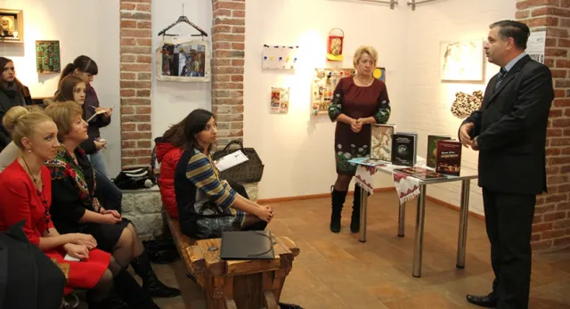 У фортечній галереї «Бастіон» презентували книги «Герої Революції Гідності» та «Горять свічки на серці України» (фото) — фото 15