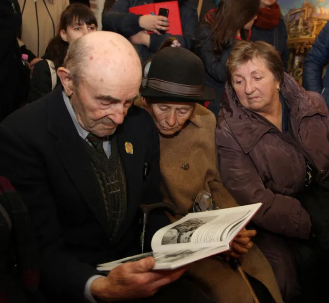 У фортечній галереї «Бастіон» презентували книги «Герої Революції Гідності» та «Горять свічки на серці України» (фото) — фото 16