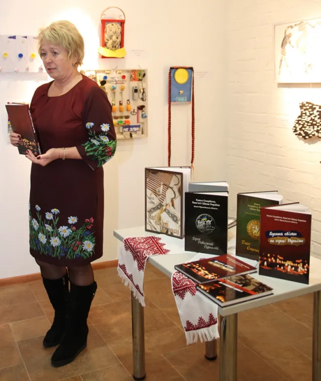 У фортечній галереї «Бастіон» презентували книги «Герої Революції Гідності» та «Горять свічки на серці України» (фото) — фото 3