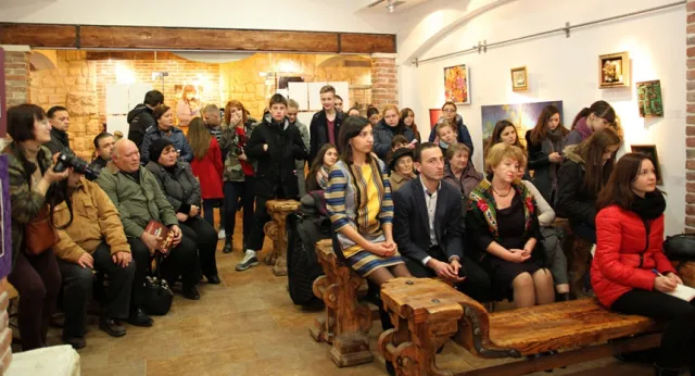 У фортечній галереї «Бастіон» презентували книги «Герої Революції Гідності» та «Горять свічки на серці України» (фото) — фото 5