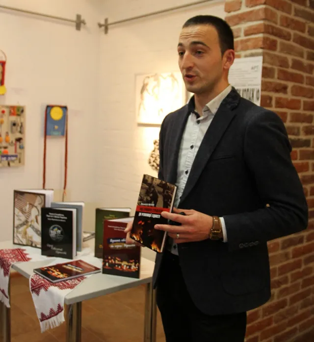 У фортечній галереї «Бастіон» презентували книги «Герої Революції Гідності» та «Горять свічки на серці України» (фото) — фото 10