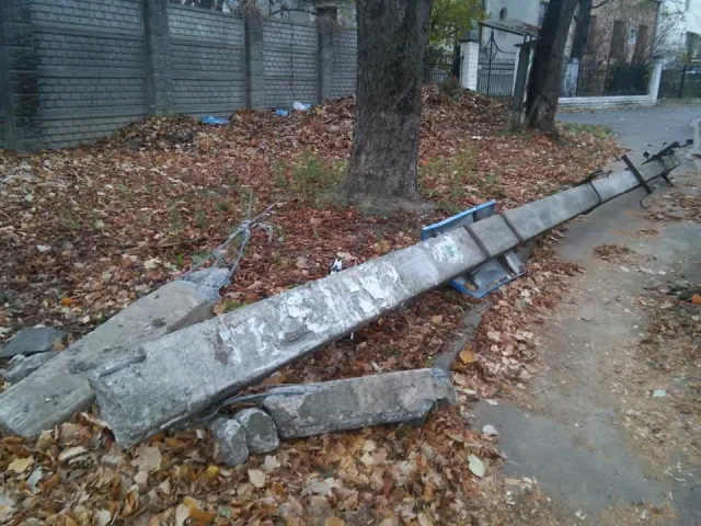 У Франківську старий стовп від лінії електропередач перегородив дорогу (фото) — фото 1