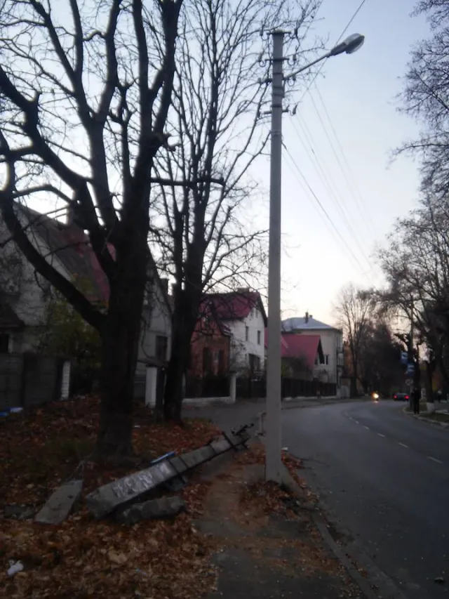У Франківську старий стовп від лінії електропередач перегородив дорогу (фото) — фото 2