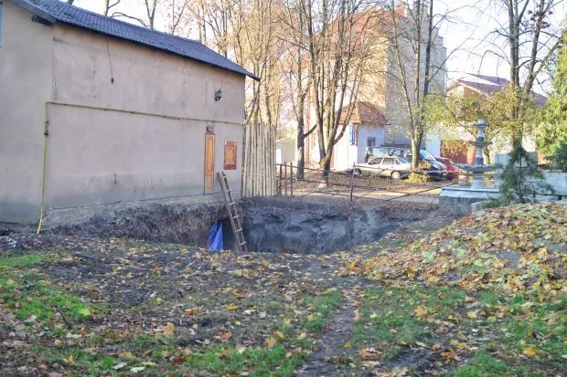 У Коломиї на місці скверу облаштували будівельний майданчик (фото) — фото 1